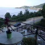 特拉富罗斯公寓 3*